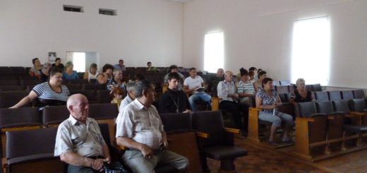 P1000822 520x245 - На встречу с жителями поселка был приглашен священник