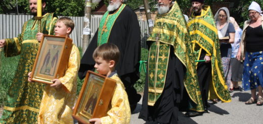 У СВЯТЫНЬ СЕРГИЕВСКОГО КРЕСТНОГО ХОДА МОЛИЛИСЬ МЕСТНЫЕ ЖИТЕЛИ И БЕЖЕНЦЫ С УКРАИНЫ