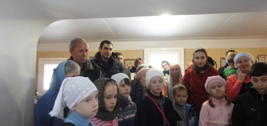 Воспитанники Воскресной школы прихода Преображения Господня поздравили прихожан с прошедшим праздником собора Архангела Михаила