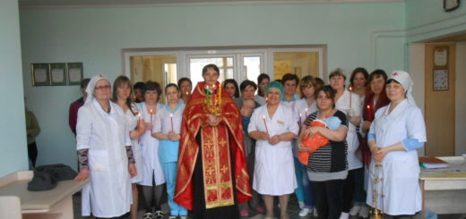 По окончании молебна состоялось общение священника с медперсоналом