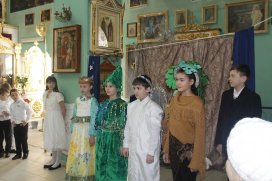 Детская вокальная группа «Небесная капель» порадовала военнослужащих рождественскими песнопениями