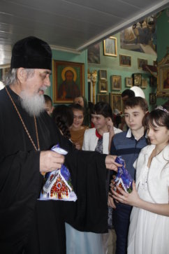 Детская вокальная группа «Небесная капель» порадовала военнослужащих рождественскими песнопениями