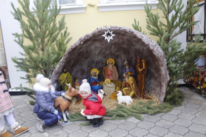 Детская вокальная группа «Небесная капель» порадовала военнослужащих рождественскими песнопениями