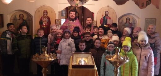 P80228 091740 520x245 - По окончании богослужения священник рассказал учащимся о смысле Великого Поста