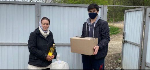 На Светлой седмице волонтеры Успенского храма, поддержали прихожан