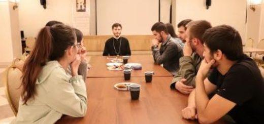 Студенты кафедры теологии встретились со священником