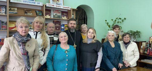 Священник посетил библиотеку